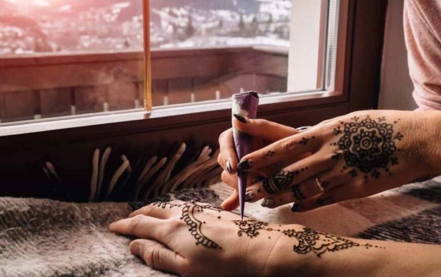 Simple Back Hand Mehndi Design For Beginners