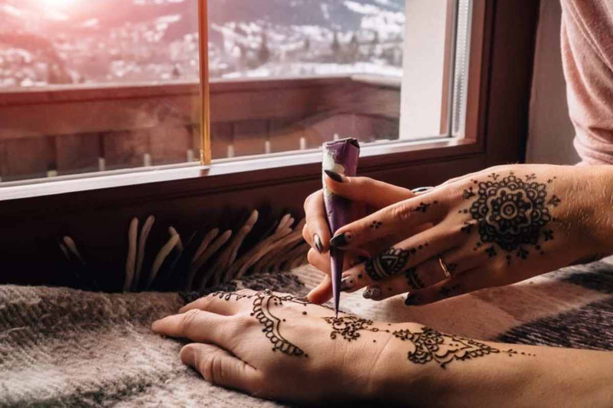 Simple Back Hand Mehndi Design For Beginners